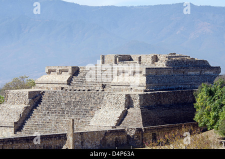 La porzione superiore del tempio in rovina complesso chiamato "Costruire IV' a Monte Alban, Oaxaca, Messico. Foto Stock