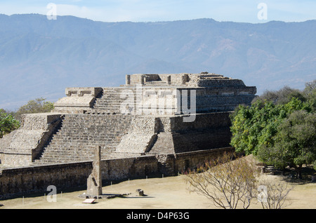 Il rovinato tempio complesso chiamato "Costruire IV' a Monte Alban, Oaxaca, Messico. Foto Stock