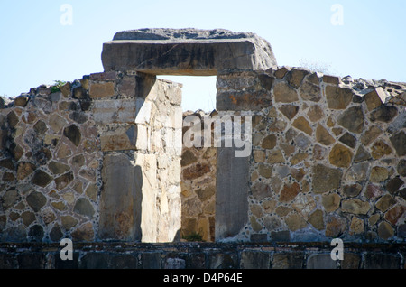 La porta dei rovinato Palacio complesso a Monte Alban, un sito Patrimonio Mondiale dell'UNESCO a Oaxaca, Messico Foto Stock