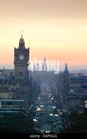 Tramonto verso Princes street con balmoral hotel da Calton Hill Foto Stock