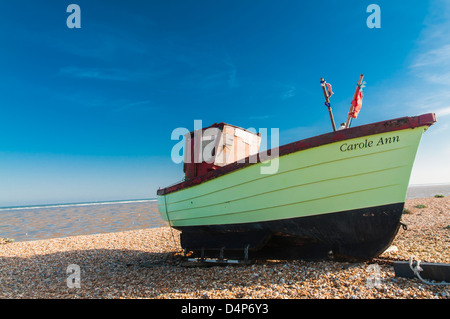 Barca abbandonata sulla spiaggia di Dungeness, East Sussex Foto Stock