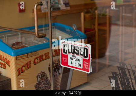 Negozio chiuso segno sulla porta Foto Stock