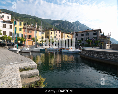 Gargnano, Italia, il piccolo porto di Villa nelle prime ore del mattino Foto Stock