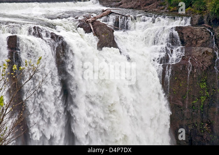 Questa immagine della natura è la parte superiore di una grande cascata con l'acqua comincia a cascata sopra le scogliere. Foto Stock