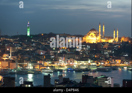 Istanbul, Turchia, vista della Moschea Suleymaniye nel quartiere Eminonu e il molo di sera Foto Stock