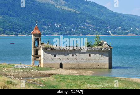 La vecchia chiesa abbandonata di St Nicholas sommerso nel lago Mavrovo, Macedonia Foto Stock