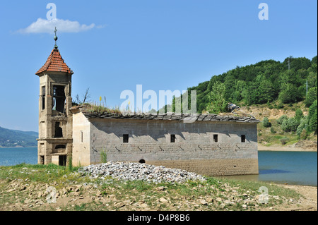 La vecchia chiesa abbandonata di St Nicholas sommerso nel lago Mavrovo, Macedonia Foto Stock