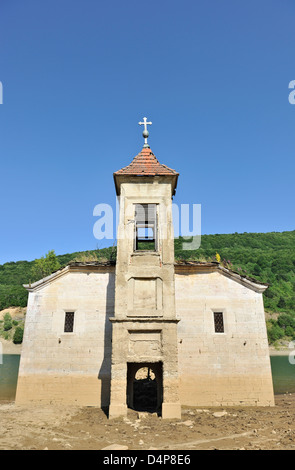 La vecchia chiesa abbandonata di St Nicholas sommerso nel lago Mavrovo, Macedonia Foto Stock