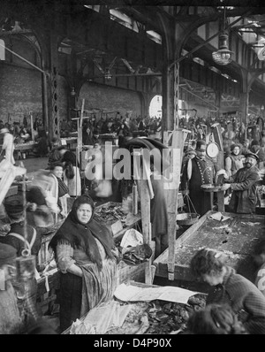 I fornitori di vendita del pesce in un mercato di New York City, eventualmente la Fulton Mercato del Pesce, circa 1900 Foto Stock