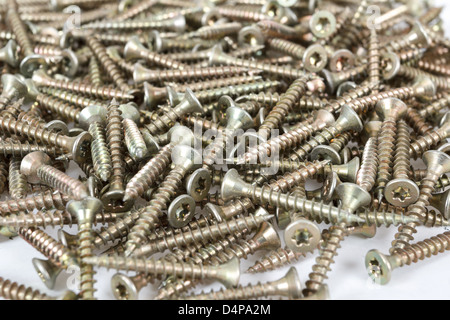 Closeup palo della vite per legno su sfondo bianco Foto Stock