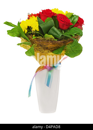 Colorate bouquet di fiori in vaso bianco isolato su sfondo bianco. Foto Stock