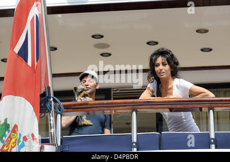 Elisabetta Gregoraci (R), moglie di Renault F1 Team Principal Flavio Briatore, nella foto durante una sessione di training per la Formula 1 Gran Premio di Monaco a Montecarlo, Monaco, 21 maggio 2009. Foto: Peter Steffen Foto Stock