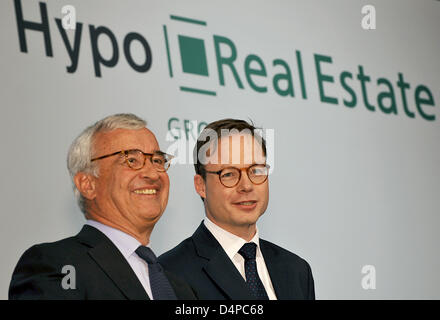 Michael Endres (L), presidente della Hypo Real Estate (HRE) vigilanza e CEO Axel Wieandt (R) alla HRE?s assemblea generale straordinaria che si terrà a Monaco di Baviera, Germanym 02 Giugno 2009. Alla riunione straordinaria, condividere i titolari di deadbeat immobiliare sono finanziatrice di approvare una mirata nazionalizzazione. Foto: Peter Kneffel Foto Stock