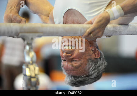 Un ginnasta senior esegue un esercizio durante gli anziani? La concorrenza a livello internazionale tedesco Ginnastica Festival 2009 di Francoforte sul Meno, Germania, 02 giugno 2009. Un totale di 65.000 partecipanti competere nel mondo?s più grande sport popolari festival fino al 05 giugno. È la quarantunesima edizione della International tedesco Ginnastica Festival fin dal 1860 Francoforte è l'host per il fift Foto Stock