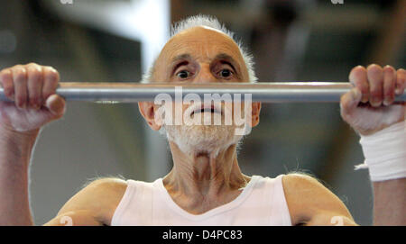 Un ginnasta senior esegue un esercizio durante gli anziani? La concorrenza a livello internazionale tedesco Ginnastica Festival 2009 di Francoforte sul Meno, Germania, 02 giugno 2009. Un totale di 65.000 partecipanti competere nel mondo?s più grande sport popolari festival fino al 05 giugno. È la quarantunesima edizione della International tedesco Ginnastica Festival fin dal 1860 Francoforte è l'host per il fif Foto Stock