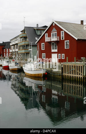 Vista del villaggio di pescatori Henningsvaer, chiamato anche "Venezia del nord?, in Henningsvaer, Norvegia, 21 maggio 2009. Foto: Daniel Karmann Foto Stock
