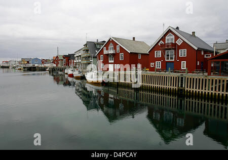 Vista del villaggio di pescatori Henningsvaer, chiamato anche "Venezia del nord?, in Henningsvaer, Norvegia, 21 maggio 2009. Foto: Daniel Karmann Foto Stock
