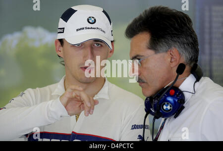 Il polacco pilota di Formula Uno Robert Kubica della BMW Sauber (L) parla di direttore di BMW Motorsport Mario Theissen (R) nel box durante la seconda sessione di allenamento a circuito di Istanbul Park a Istanbul, Turchia, 05 giugno 2009. Il Gran Premio di Turchia si svolgerà il 07 giugno 2009. Foto: FELIX HEYDER Foto Stock