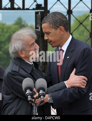 Il Presidente Usa Barack Obama (R) scuote le mani con ex prigionieri Elie Wiesel (L) dopo la sua visita a ex trasporto nel campo di concentramento di Buchenwald nei pressi di Weimar, Germania, 05 giugno 2009. Obama è su una due giorni di visita in Germania. Foto: Martin Schutt Foto Stock