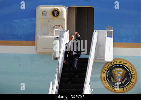 Il Presidente Usa Barack Obama onde come egli deboards Air Force One arrivando alla base aerea USA Ramstein, Germania, 05 giugno 2009. Dopo la visita di Dresda e l'ex campo di concentramento Buchenwald nei pressi di Weimar, signor Obama continua la sua visita con una sosta presso un ospedale statunitense in Landstuhl. Foto: BORIS ROESSLER Foto Stock