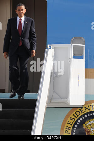 Il Presidente Usa Barack Obama onde come egli deboards Air Force One arrivando alla base aerea USA Ramstein, Germania, 05 giugno 2009. Dopo la visita di Dresda e l'ex campo di concentramento Buchenwald nei pressi di Weimar, signor Obama continua la sua visita con una sosta presso un ospedale statunitense in Landstuhl. Foto: BORIS ROESSLER Foto Stock