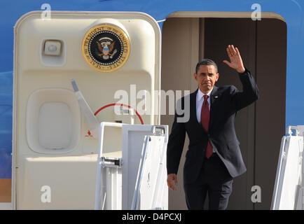 Il Presidente Usa Barack Obama onde come egli deboards Air Force One arrivando alla base aerea USA Ramstein, Germania, 05 giugno 2009. Dopo la visita di Dresda e l'ex campo di concentramento Buchenwald nei pressi di Weimar, signor Obama continua la sua visita con una sosta presso un ospedale statunitense in Landstuhl. Foto: BORIS ROESSLER Foto Stock