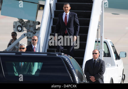 Il Presidente Usa Barack Obama deboards Air Force One arrivando alla base aerea USA Ramstein, Germania, 05 giugno 2009. Dopo la visita di Dresda e l'ex campo di concentramento Buchenwald nei pressi di Weimar, signor Obama continua la sua visita con una sosta presso un ospedale statunitense in Landstuhl. Foto: BORIS ROESSLER Foto Stock