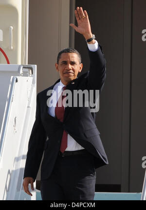 Il Presidente Usa Barack Obama onde come egli deboards Air Force One arrivando alla base aerea USA Ramstein, Germania, 05 giugno 2009. Dopo la visita di Dresda e l'ex campo di concentramento Buchenwald nei pressi di Weimar, signor Obama continua la sua visita con una sosta presso un ospedale statunitense in Landstuhl. Foto: BORIS ROESSLER Foto Stock