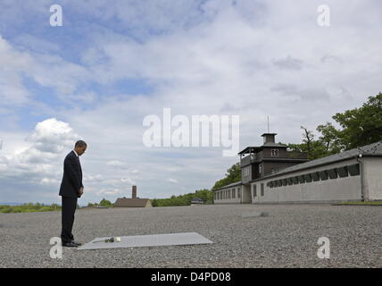 Il Presidente Usa Barack Obama si alzano in piedi davanti al memoriale per tutti i prigionieri del campo di concentramento di Buchenwald nei pressi di Weimar, Germania, 05 giugno 2009. Il Presidente degli Stati Uniti ha visitato l'ex campo di concentramento durante la sua breve visita in Germania. Foto: Jens-Ulrich Koch Foto Stock