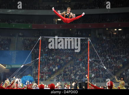 Il tedesco Fabian Hambuechen mostra le sue abilità sulla barra alta durante lo stadio di gala Internazionale di Ginnastica tedesco Festival 2009 a Commerzbank Arena stadium di Francoforte sul Meno, Germania, 05 giugno 2009. La spettacolare evento concluso il tedesco Internazionale di Ginnastica Festival 2009, che è stato celebrato per la settimana scorsa nella metropoli. Il Rhein-Neckar regione sarà t Foto Stock