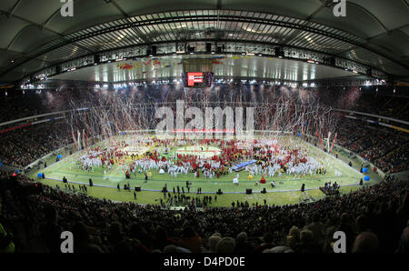 Gli atleti ballare mentre nastri colorati pioggia dal tetto dello stadio durante lo stadio di gala Internazionale di Ginnastica tedesco Festival 2009 a Commerzbank Arena stadium di Francoforte sul Meno, Germania, 05 giugno 2009. La spettacolare evento concluso il tedesco Internazionale di Ginnastica Festival 2009, che è stato celebrato per la settimana scorsa nella metropoli. Foto: Frank Rumpenhorst Foto Stock