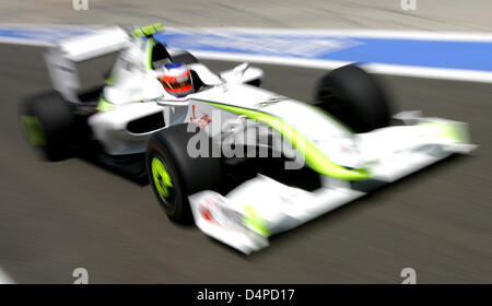 Il brasiliano pilota di Formula Uno Rubens Barrichello della Brawn GP manzi la sua auto attraverso la pitlane durante la terza sessione di allenamento a Istanbul Otodrom circuito di Istanbul, Turchia, 06 giugno 2009. Il Gran Premio di Turchia si svolgerà domenica, 07 giugno 2009. Foto: JAN WOITAS Foto Stock