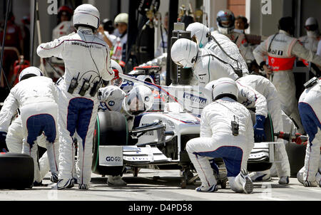 Meccanica lavorare sulla vettura del polacco del pilota di Formula Uno Robert Kubica della BMW Sauber durante un pit stop in qualifica a Istanbul Otodrom circuito di Istanbul, Turchia, 06 giugno 2009. Il Gran Premio di Turchia si svolgerà domenica, 07 giugno 2009. Foto: KERIM OKTEN Foto Stock