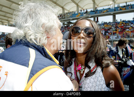 Il modello britannico Naomi Campbell (R) baci italiano Flavio Briatore, team principal del Team Renault F1, nella griglia prima dell'inizio della Formula Uno Gran Premio della Turchia a Istanbul Otodrom circuito di Istanbul, Turchia, 07 giugno 2009. Foto: FELIX HEYDER Foto Stock