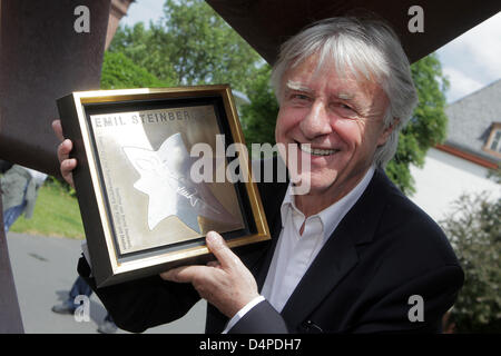 Swiss cabarettista Emil Steinberger pone con il suo ?Stern der satira? Premio al di fuori del cabaret degli archivi in Mainz, Germania, 08 giugno 2009. Lo stesso giorno la cultura tedesca membro Secrerary Neamann finanziato due stelle per artisti di cabaret Steinberger e Loriot sul ?Satira Walk of Fame? In Mainz. Loriot non ha potuto presenziare alla cerimonia per motivi di salute. Foto: FREDRIK VON ERICHSEN Foto Stock