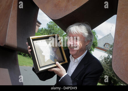 Swiss cabarettista Emil Steinberger pone con il suo ?Stern der satira? Premio al di fuori del cabaret degli archivi in Mainz, Germania, 08 giugno 2009. Lo stesso giorno la cultura tedesca membro Secrerary Neamann finanziato due stelle per artisti di cabaret Steinberger e Loriot sul ?Satira Walk of Fame? In Mainz. Loriot non ha potuto presenziare alla cerimonia per motivi di salute. Foto: FREDRIK VON ERICHSEN Foto Stock