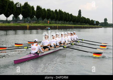 Il nuovo tedesco Otto-uomo scull esercita sul Dortmund-Ems Canal a Dortmund, Germania, il 10 giugno 2009. I membri del nuovo otto-uomo scull, nocchiero Martin Sauer (L-R), Sebastian Schmidt, Toni Seifert, Filip Adamski, Richard Schmidt, Kristof Wilke, Florian Mennigen, Gregor Hauffe e Urs Kaeufer, sono stati presentati in una conferenza stampa. Foto: Bernd Thissen Foto Stock