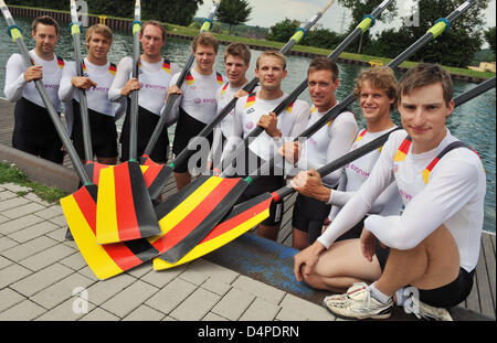 Il nuovo tedesco Otto-uomo scull raffigurato all'Dortmund-Ems Canal a Dortmund, Germania, il 10 giugno 2009. I membri del nuovo otto-uomo scull, nocchiero Martin Sauer (R-L), Sebastian Schmidt, Toni Seifert, Filip Adamski, Richard Schmidt, Kristof Wilke, Florian Mennigen, Gregor Hauffe e Urs Kaeufer, sono stati presentati in una conferenza stampa. Foto: Bernd Thissen Foto Stock