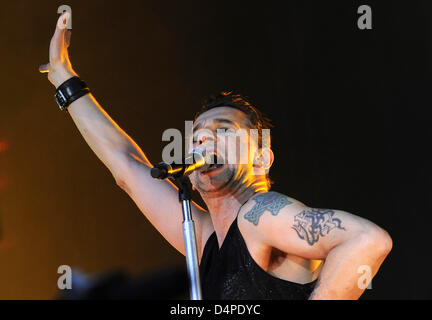 Dave Gahan, frontman della leggendaria British electronic Band Depeche Mode, compie durante un concerto del tour di ?dell'Universo? A Berlino, Germania, 10 giugno 2009. Depeche Mode emerso dai primi anni ottanta ed è ancora molto successo. Foto: Rainer Jensen Foto Stock