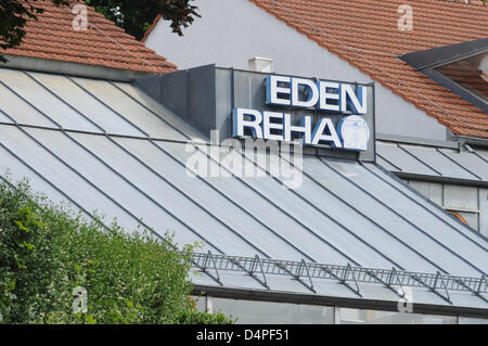 Vista esterna sulla clinica di riabilitazione Eden Reha dove lo spagnolo Oscar attore Javier Bardem è trattata dopo un disco vertebrale chirurgia in Donaustauf, Germania, 16 giugno 2009. Bardem è accompagnato dalla sua fidanzata, Spagnolo Oscar attrice Penelope Cruz e nelle mani del fisioterapista Klaus Eder. Foto: ARMIN WEIGEL Foto Stock