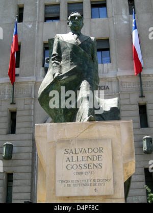 Una scultura di ex presidente cileno Salvador Allende sorge presso la Plaza de la Constitucion davanti al Palazzo Presidenziale di La Moneda a Santiago de Cile, Cile, 04 febbraio 2009. Foto: Rolf Haid Foto Stock