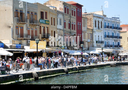 Decine di ristoranti possono essere trovati che circonda il bacino portuale della pittoresca città vecchia di Chania, Creta, 13 maggio 2009. Presumibilmente, tutti i turisti che scelgono di trascorrere qui le loro vacanze o visitare Chania solo per un giorno vi giungono durante il loro tour della città. Foto: Frank Baumgart Foto Stock