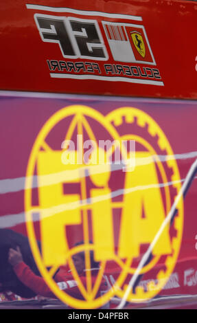 Il logo della Scuderia Ferrari è specchiata in una FIA carrello nel paddock presso il circuito di Silverstone nel Northamptonshire, Gran Bretagna, 18 giugno 2009. Il Gran Premio di Formula Uno di Gran Bretagna si svolgerà il 21 giugno 2009. Foto: Jens BUETTNER Foto Stock