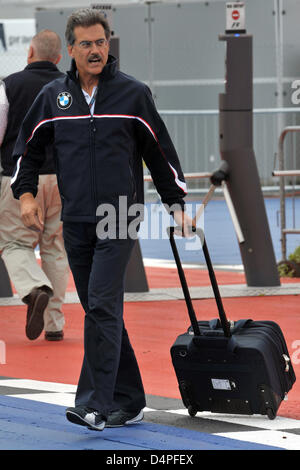 Tedesco dr. Mario Theissen, direttore Motorsport di BMW Sauber, passeggiate attraverso il paddock presso il circuito di Silverstone nel Northamptonshire, Gran Bretagna, 18 giugno 2009. Il Gran Premio di Formula Uno di Gran Bretagna si svolgerà il 21 giugno 2009. Foto: CARMEN JASPERSEN Foto Stock