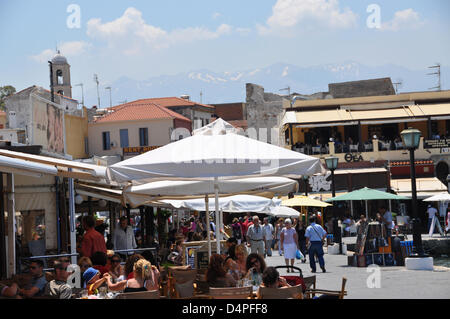 Decine di ristoranti possono essere trovati che circonda il bacino portuale della pittoresca città vecchia di Chania, Creta, 13 maggio 2009. Presumibilmente, tutti i turisti che scelgono di trascorrere qui le loro vacanze o visitare Chania solo per un giorno vi giungono durante il loro tour della città. Foto: Frank Baumgart Foto Stock