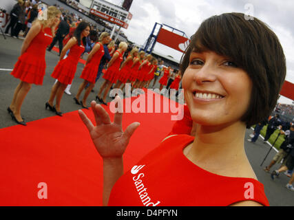 Le ragazze della griglia pongono prima della parata dei piloti a Silverstone race track nel Northamptonshire, Gran Bretagna, 21 giugno 2009. Formula 1 Gran Premio di Gran Bretagna si svolgerà il 21 giugno 2009. Foto: Jens Buettner Foto Stock