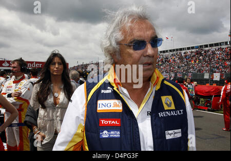 L'italiano Flavio Briatore (R), il team principal della Renault F1, e sua moglie Elisabetta Gregoraci (L) raffigurato nella griglia di partenza al circuito di Silverstone nel Northamptonshire, Gran Bretagna, 21 giugno 2009. Formula 1 Gran Premio di Gran Bretagna ha luogo il 21 giugno 2009. Foto: Jens Buettner Foto Stock