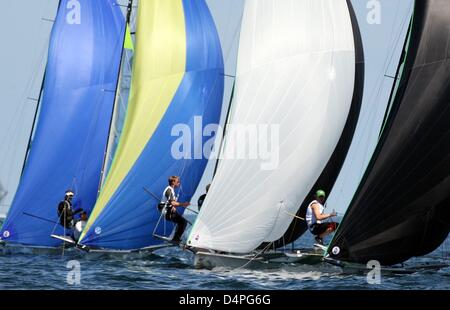 49er classe barche di competere nel corso di una gara a Kiel Week evento in barca a vela sul Mar Baltico off Kiel, Germania, 22 giugno 2009. Alcuni 4.500 marinai provenienti da 50 nazioni competere durante il mondo?s il più grande torneo di vela. La classe olimpica le gare che si svolgono fino a mercoledì, 24 giugno 2009, da allora in poi la classe internazionale la concorrenza vuole essere detenuti. Foto: CARSTEN REHDER Foto Stock