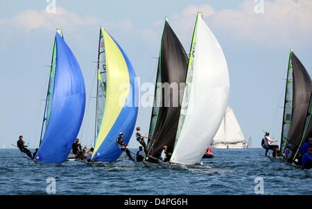 49er classe barche di competere nel corso di una gara a Kiel Week evento in barca a vela sul Mar Baltico off Kiel, Germania, 22 giugno 2009. Alcuni 4.500 marinai provenienti da 50 nazioni competere durante il mondo?s il più grande torneo di vela. La classe olimpica le gare che si svolgono fino a mercoledì, 24 giugno 2009, da allora in poi la classe internazionale la concorrenza vuole essere detenuti. Foto: CARSTEN REHDER Foto Stock