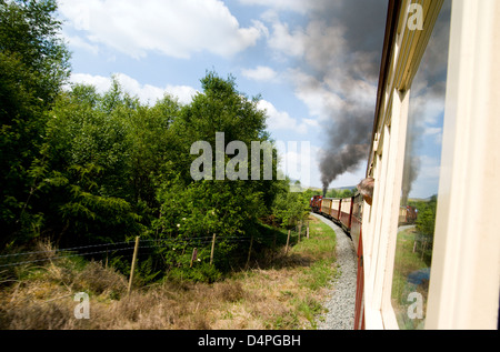 Welsh highland convoglio ferroviario tra caernarfon e porthmadog gwynedd north Wales UK Foto Stock